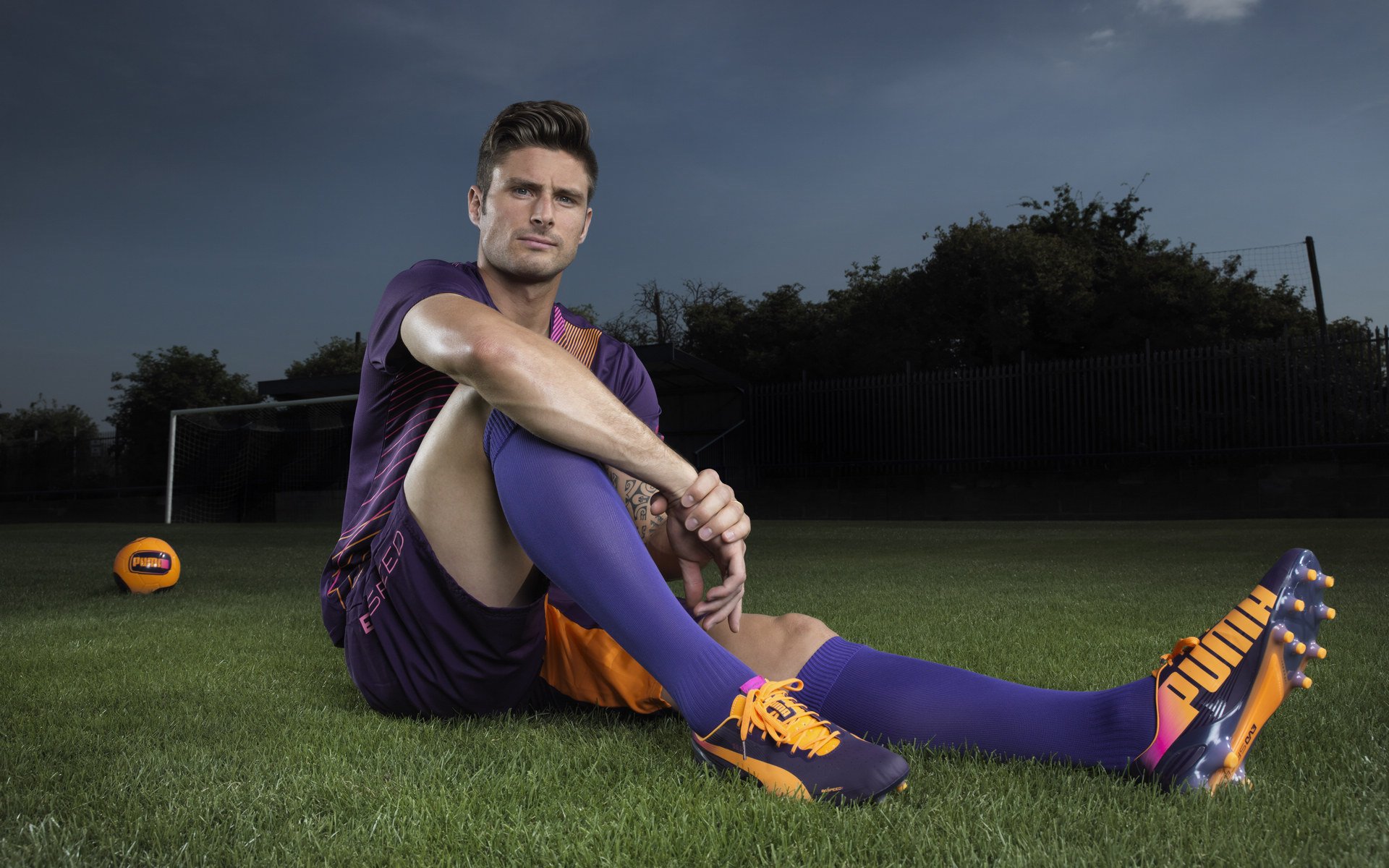 乐鱼体育下载-英超阵地防守与高位抢断结合形成新赛季压迫风格，英超十佳防守